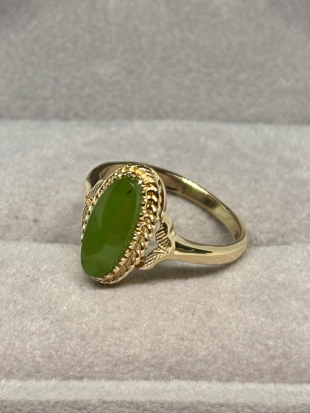 Vintage 10K Gold Ring with Jade, size 6